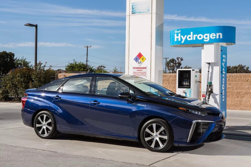 2016_Toyota_Fuel_Cell_Vehicle_014
