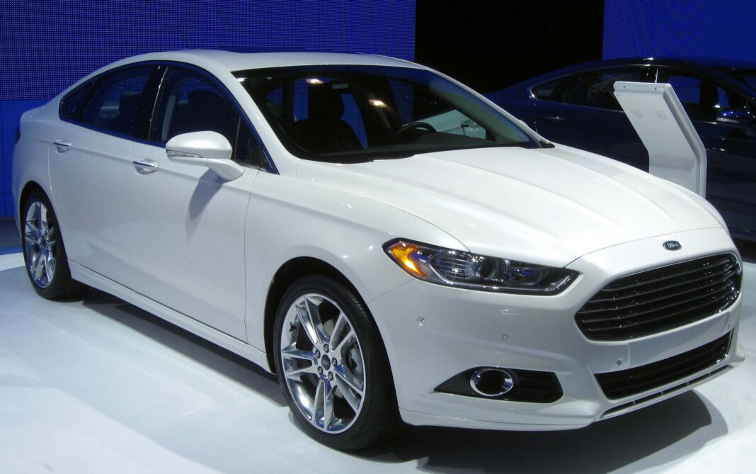 2013_Ford_Fusion_Titanium_-_2012_NYIAS-scaled