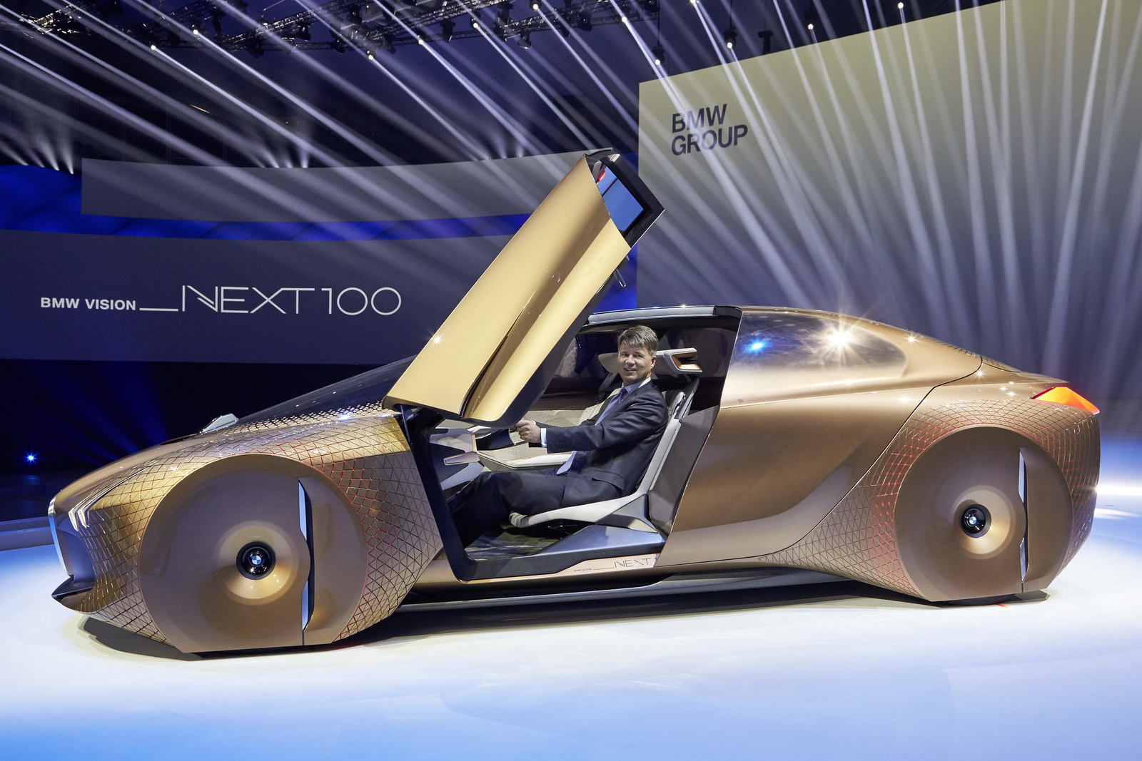 2016-BMWVisionNext100-04