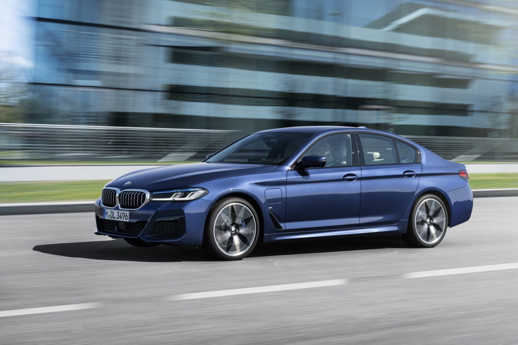 2021-BMW-5-Series-Sedan-Touring-12_1