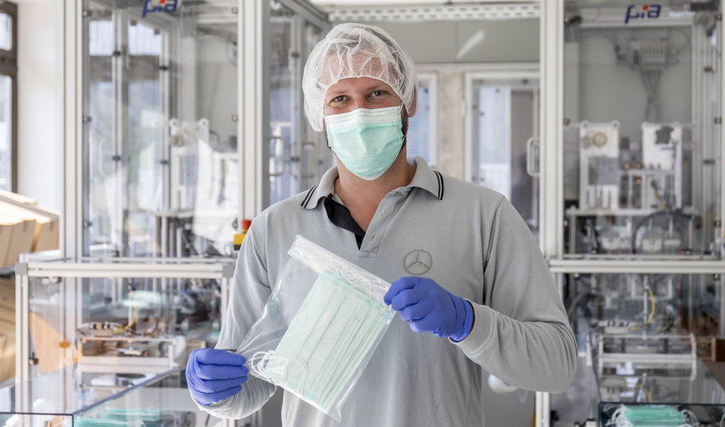Flexibel und proaktiv in Zeiten von COVID-19: Mercedes-Benz startet Eigenproduktion von Mund-Nasen-Masken im Werk Sindelfingen
Flexible and proactive in times of COVID-19: Mercedes-Benz starts own production of mouth and nose masks at the Sindelfingen pla