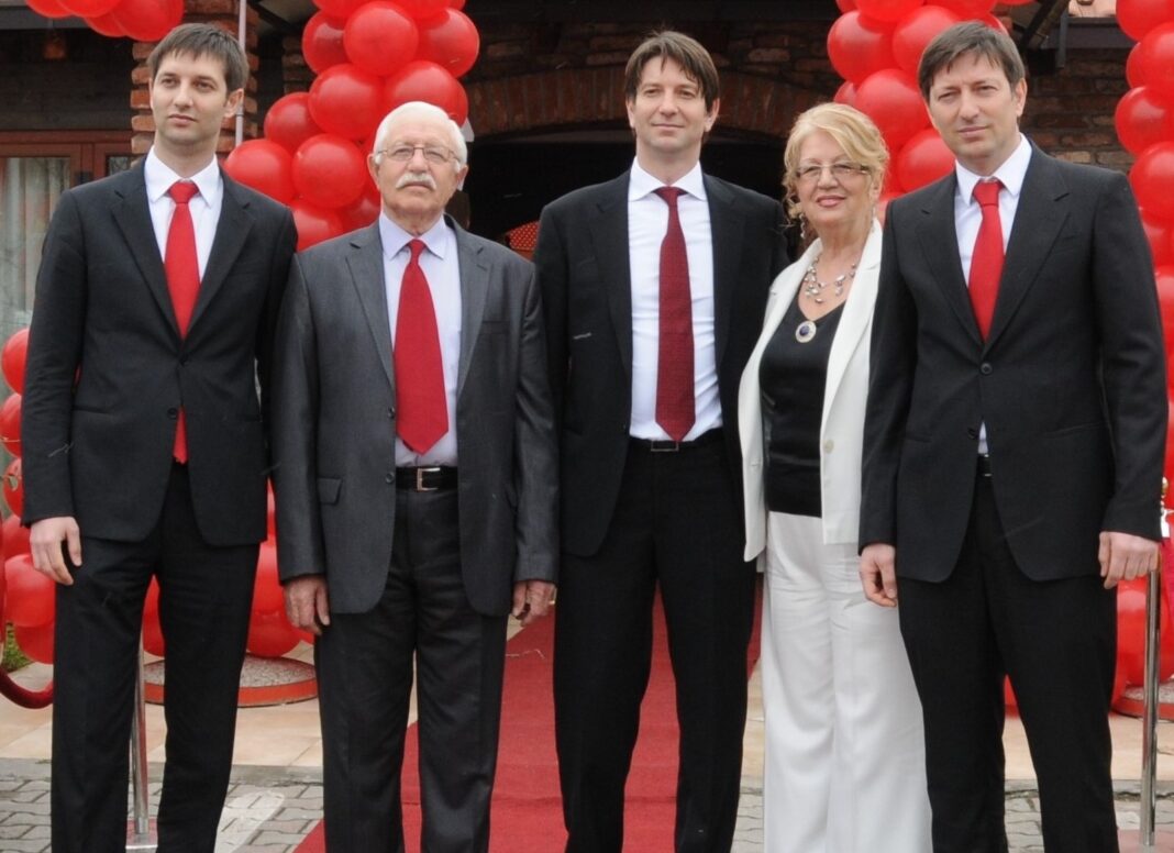 Fotografija-semejstvo-Kalenikovi