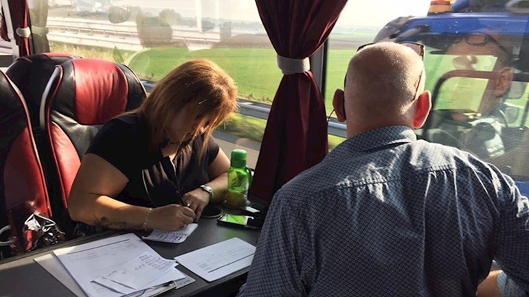 Politiecontrole-vanuit-een-touringcar-Foto-RTV-Oost-Sander-Jongsma