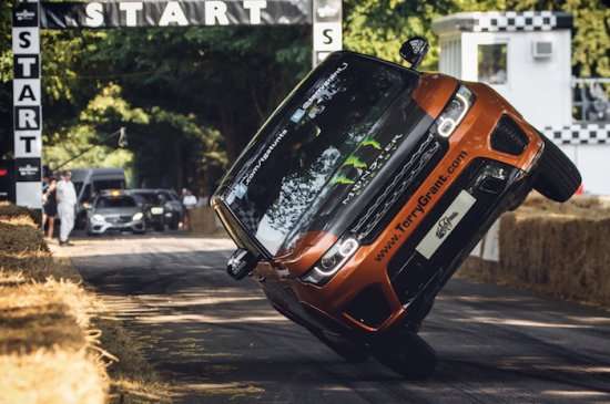 Range-Rover-Sport-SVR-na-dve-trkala-1