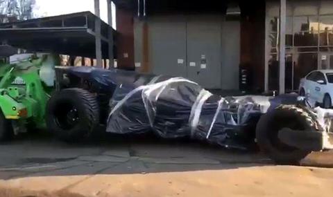 paak-vdigna-batmobil-nasred-moskva-video-1