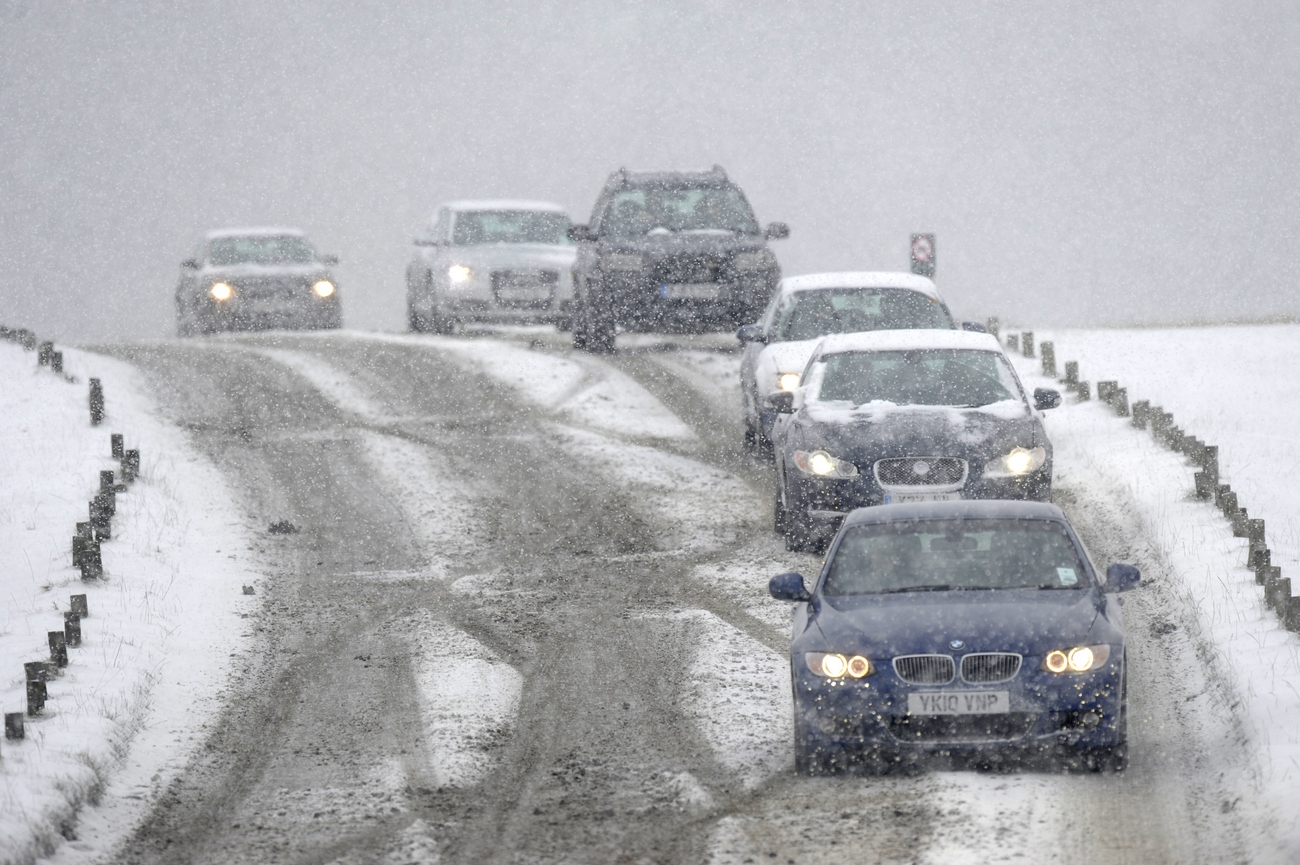 epa03542979 Cars drive around Richmond Park in difficult snow conditions in south west London, 18 January 2013. Severe winter weather is afecting the UK with blizzards and up to 30 cm of snow expected. EPA/FACUNDO ARRIZABALAGA