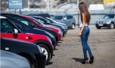 zenska-pokraj-naredeni-avtomobili