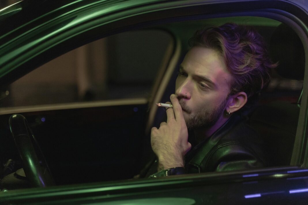 pexels pusenje cigara vo vozilo