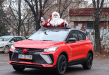 Новогодишна магија на тркала – Дедо Мраз пристигна со црвениот Geely Coolray