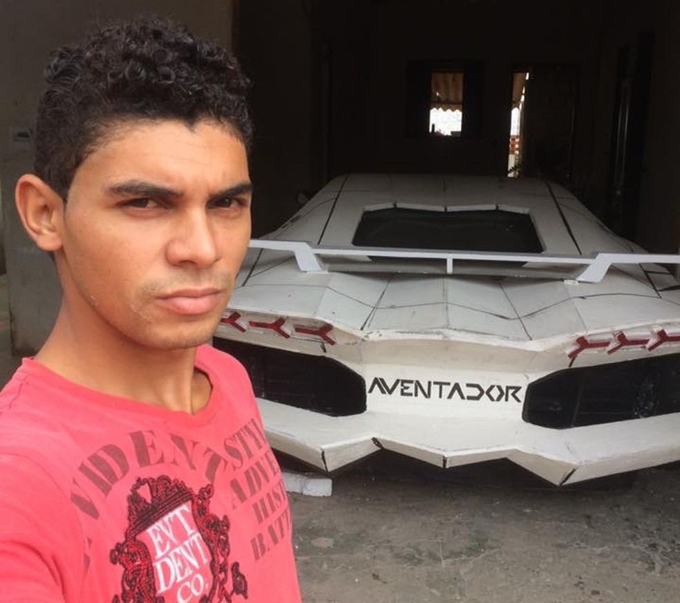Edimar Goulart construiu um 'LamborgUno' (Foto: Arquivo Pessoal)