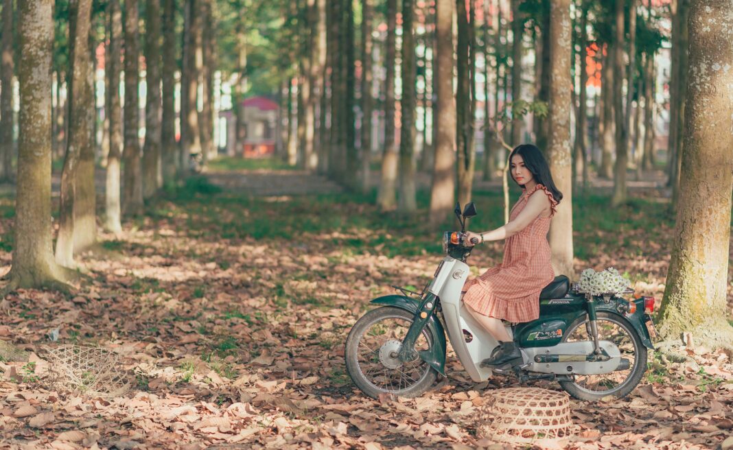 zena vozi motorce